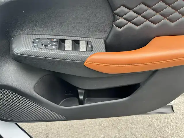 三菱 アウトランダー ＰＨＥＶ P 愛媛県 2021(令3)年 4.1万km クリスタルホワイト 〇BOSEサウンド/〇純正スマホ連携ナビ/〇フルセグTV/〇ビルトインETC2.0/〇4WD/〇ワンオーナー/〇マルチアラウンドモニター/〇ワイヤレス充電 /〇USBポート/〇レーダークルーズコントロール/〇車線維持支援機能/〇衝突被害軽減ブレーキシステム/〇踏み間違い衝突防止アシスト/〇車線逸脱警報システム/〇車線逸脱防止支援機能/〇ふらつき警報/〇前方衝突予測警報/〇標識認識システム/〇後側方衝突被害防止支援システム/〇後側方車両検知警報システム/〇後退時車両検知警報システム/〇キーレスオペレーションキー/〇パワースイッチ/〇ハンズフリーパワーバックドア/〇セミアニリン本革シート/〇全後席シートヒーター/〇メモリーPシート/〇リフレッシュ機能付/〇ルーフレール/〇パワーゲート/〇LEDヘッドランプ/〇LEDフロントフォグランプ/〇LEDデイタイムランニングランプ/〇純正20インチアルミホイール/〇革巻きステアリングホイール/〇ステアリングヒーター/〇左右後席独立温度調整オートエアコン/〇禁煙車