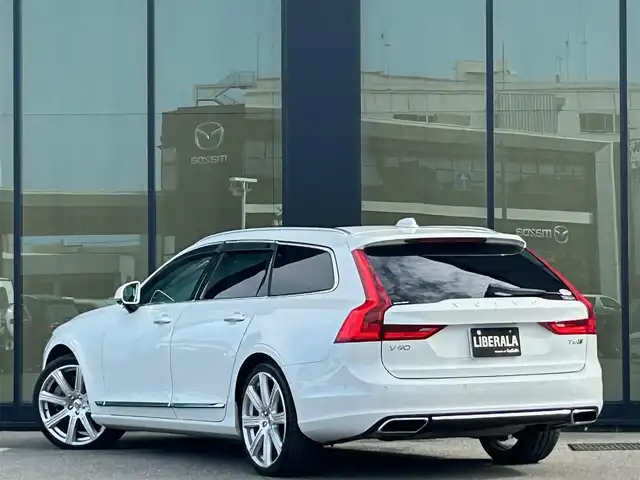 ボルボ Ｖ９０ T6 AWD インスクリプション 石川県 2017(平29)年 6.1万km 白 4WD/サンルーフ/純正ナビ/Bluetooth・AM/FM・CD・USB・iPod・AUX/Bowers&Wilkinsプレミアムサウンド/フルセグTV/ETC2.0/全方位カメラ/アダプティブクルーズコントロール/ヘッドアップディスプレイ/全席シートヒーター/ステアリングヒーター/エアシート（D+N席）/パワーシート（D+N席）/シートメモリー/パワーバックドア/アンチロック・ブレーキ・システム/衝突被害軽減システム/横滑り防止装置/インテリジェントAFS/前後コーナーセンサー/レーンキープアシスト/盗難防止装置/パーキングアシスト/純正アルミホイール/スマートキー