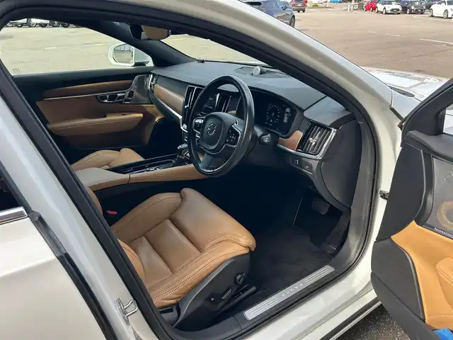 ボルボ Ｖ９０ T6 AWD インスクリプション 石川県 2017(平29)年 6.1万km 白 4WD/サンルーフ/純正ナビ/Bluetooth・AM/FM・CD・USB・iPod・AUX/Bowers&Wilkinsプレミアムサウンド/フルセグTV/ETC2.0/全方位カメラ/アダプティブクルーズコントロール/ヘッドアップディスプレイ/全席シートヒーター/ステアリングヒーター/エアシート（D+N席）/パワーシート（D+N席）/シートメモリー/パワーバックドア/アンチロック・ブレーキ・システム/衝突被害軽減システム/横滑り防止装置/インテリジェントAFS/前後コーナーセンサー/レーンキープアシスト/盗難防止装置/パーキングアシスト/純正アルミホイール/スマートキー