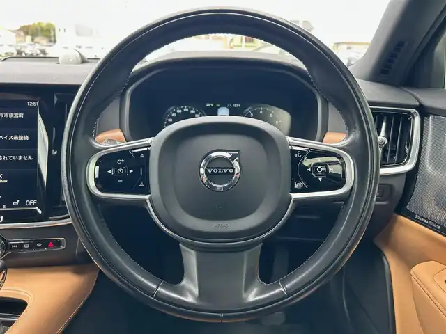 ボルボ Ｖ９０ T6 AWD インスクリプション 石川県 2017(平29)年 6.1万km 白 4WD/サンルーフ/純正ナビ/Bluetooth・AM/FM・CD・USB・iPod・AUX/Bowers&Wilkinsプレミアムサウンド/フルセグTV/ETC2.0/全方位カメラ/アダプティブクルーズコントロール/ヘッドアップディスプレイ/全席シートヒーター/ステアリングヒーター/エアシート（D+N席）/パワーシート（D+N席）/シートメモリー/パワーバックドア/アンチロック・ブレーキ・システム/衝突被害軽減システム/横滑り防止装置/インテリジェントAFS/前後コーナーセンサー/レーンキープアシスト/盗難防止装置/パーキングアシスト/純正アルミホイール/スマートキー