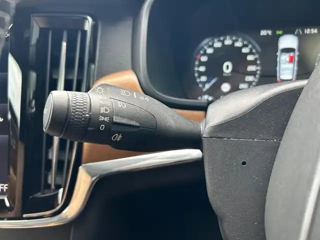 ボルボ Ｖ９０ T6 AWD インスクリプション 石川県 2017(平29)年 6.1万km 白 4WD/サンルーフ/純正ナビ/Bluetooth・AM/FM・CD・USB・iPod・AUX/Bowers&Wilkinsプレミアムサウンド/フルセグTV/ETC2.0/全方位カメラ/アダプティブクルーズコントロール/ヘッドアップディスプレイ/全席シートヒーター/ステアリングヒーター/エアシート（D+N席）/パワーシート（D+N席）/シートメモリー/パワーバックドア/アンチロック・ブレーキ・システム/衝突被害軽減システム/横滑り防止装置/インテリジェントAFS/前後コーナーセンサー/レーンキープアシスト/盗難防止装置/パーキングアシスト/純正アルミホイール/スマートキー