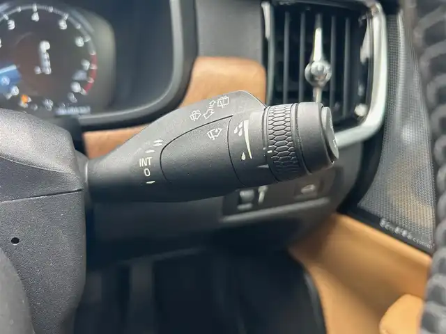 ボルボ Ｖ９０ T6 AWD インスクリプション 石川県 2017(平29)年 6.1万km 白 4WD/サンルーフ/純正ナビ/Bluetooth・AM/FM・CD・USB・iPod・AUX/Bowers&Wilkinsプレミアムサウンド/フルセグTV/ETC2.0/全方位カメラ/アダプティブクルーズコントロール/ヘッドアップディスプレイ/全席シートヒーター/ステアリングヒーター/エアシート（D+N席）/パワーシート（D+N席）/シートメモリー/パワーバックドア/アンチロック・ブレーキ・システム/衝突被害軽減システム/横滑り防止装置/インテリジェントAFS/前後コーナーセンサー/レーンキープアシスト/盗難防止装置/パーキングアシスト/純正アルミホイール/スマートキー