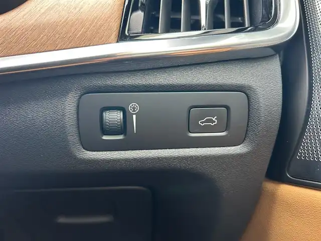 ボルボ Ｖ９０ T6 AWD インスクリプション 石川県 2017(平29)年 6.1万km 白 4WD/サンルーフ/純正ナビ/Bluetooth・AM/FM・CD・USB・iPod・AUX/Bowers&Wilkinsプレミアムサウンド/フルセグTV/ETC2.0/全方位カメラ/アダプティブクルーズコントロール/ヘッドアップディスプレイ/全席シートヒーター/ステアリングヒーター/エアシート（D+N席）/パワーシート（D+N席）/シートメモリー/パワーバックドア/アンチロック・ブレーキ・システム/衝突被害軽減システム/横滑り防止装置/インテリジェントAFS/前後コーナーセンサー/レーンキープアシスト/盗難防止装置/パーキングアシスト/純正アルミホイール/スマートキー