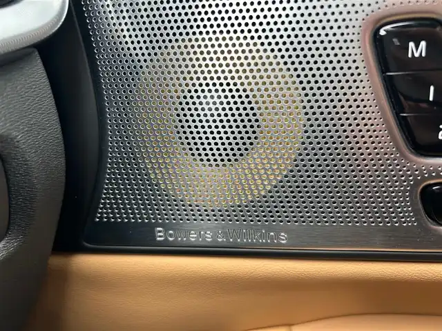 ボルボ Ｖ９０ T6 AWD インスクリプション 石川県 2017(平29)年 6.1万km 白 4WD/サンルーフ/純正ナビ/Bluetooth・AM/FM・CD・USB・iPod・AUX/Bowers&Wilkinsプレミアムサウンド/フルセグTV/ETC2.0/全方位カメラ/アダプティブクルーズコントロール/ヘッドアップディスプレイ/全席シートヒーター/ステアリングヒーター/エアシート（D+N席）/パワーシート（D+N席）/シートメモリー/パワーバックドア/アンチロック・ブレーキ・システム/衝突被害軽減システム/横滑り防止装置/インテリジェントAFS/前後コーナーセンサー/レーンキープアシスト/盗難防止装置/パーキングアシスト/純正アルミホイール/スマートキー