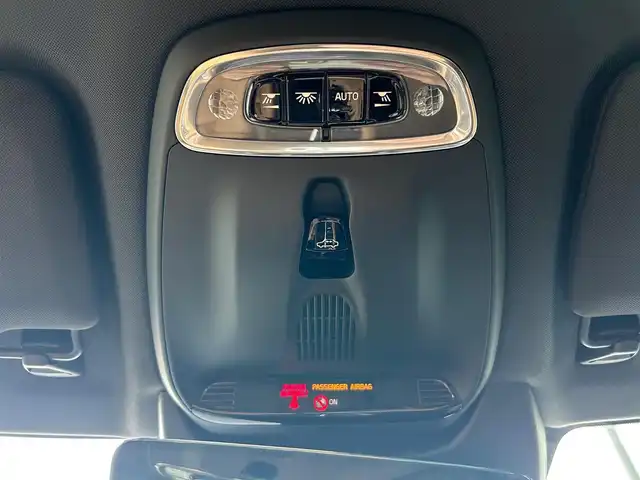 ボルボ Ｖ９０ T6 AWD インスクリプション 石川県 2017(平29)年 6.1万km 白 4WD/サンルーフ/純正ナビ/Bluetooth・AM/FM・CD・USB・iPod・AUX/Bowers&Wilkinsプレミアムサウンド/フルセグTV/ETC2.0/全方位カメラ/アダプティブクルーズコントロール/ヘッドアップディスプレイ/全席シートヒーター/ステアリングヒーター/エアシート（D+N席）/パワーシート（D+N席）/シートメモリー/パワーバックドア/アンチロック・ブレーキ・システム/衝突被害軽減システム/横滑り防止装置/インテリジェントAFS/前後コーナーセンサー/レーンキープアシスト/盗難防止装置/パーキングアシスト/純正アルミホイール/スマートキー