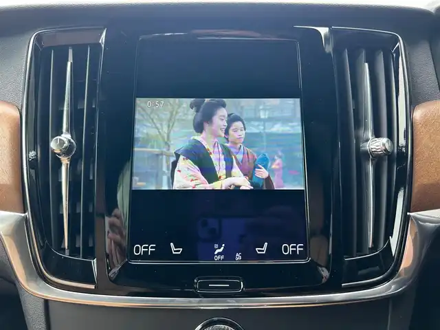 ボルボ Ｖ９０ T6 AWD インスクリプション 石川県 2017(平29)年 6.1万km 白 4WD/サンルーフ/純正ナビ/Bluetooth・AM/FM・CD・USB・iPod・AUX/Bowers&Wilkinsプレミアムサウンド/フルセグTV/ETC2.0/全方位カメラ/アダプティブクルーズコントロール/ヘッドアップディスプレイ/全席シートヒーター/ステアリングヒーター/エアシート（D+N席）/パワーシート（D+N席）/シートメモリー/パワーバックドア/アンチロック・ブレーキ・システム/衝突被害軽減システム/横滑り防止装置/インテリジェントAFS/前後コーナーセンサー/レーンキープアシスト/盗難防止装置/パーキングアシスト/純正アルミホイール/スマートキー