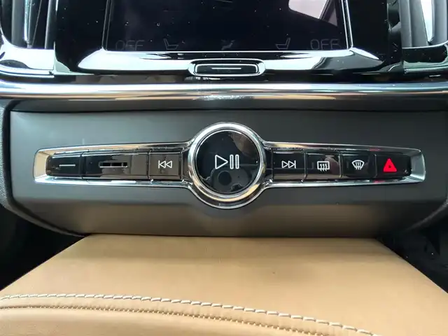 ボルボ Ｖ９０ T6 AWD インスクリプション 石川県 2017(平29)年 6.1万km 白 4WD/サンルーフ/純正ナビ/Bluetooth・AM/FM・CD・USB・iPod・AUX/Bowers&Wilkinsプレミアムサウンド/フルセグTV/ETC2.0/全方位カメラ/アダプティブクルーズコントロール/ヘッドアップディスプレイ/全席シートヒーター/ステアリングヒーター/エアシート（D+N席）/パワーシート（D+N席）/シートメモリー/パワーバックドア/アンチロック・ブレーキ・システム/衝突被害軽減システム/横滑り防止装置/インテリジェントAFS/前後コーナーセンサー/レーンキープアシスト/盗難防止装置/パーキングアシスト/純正アルミホイール/スマートキー