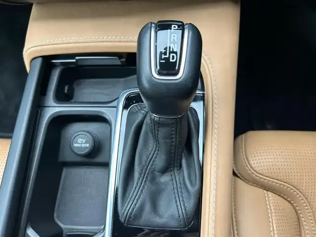 ボルボ Ｖ９０ T6 AWD インスクリプション 石川県 2017(平29)年 6.1万km 白 4WD/サンルーフ/純正ナビ/Bluetooth・AM/FM・CD・USB・iPod・AUX/Bowers&Wilkinsプレミアムサウンド/フルセグTV/ETC2.0/全方位カメラ/アダプティブクルーズコントロール/ヘッドアップディスプレイ/全席シートヒーター/ステアリングヒーター/エアシート（D+N席）/パワーシート（D+N席）/シートメモリー/パワーバックドア/アンチロック・ブレーキ・システム/衝突被害軽減システム/横滑り防止装置/インテリジェントAFS/前後コーナーセンサー/レーンキープアシスト/盗難防止装置/パーキングアシスト/純正アルミホイール/スマートキー
