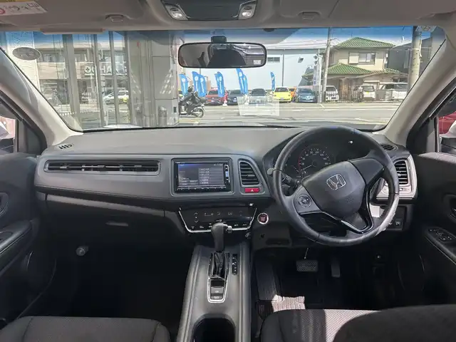 ホンダ ヴェゼル G 大阪府 2015(平27)年 0.5万km ホワイトオーキッドパール ・4WD/・寒冷地仕様/・純正ナビ/・バックカメラ/・フルセグ/・CD/BT/USB/・プッシュスタート/・スマートキー/・横滑り防止/・ワイパーデアイサー/・アイドリングストップ/・ETC/・ミラーヒーター/・電動格納ウィンカーミラー/・社外AW付夏タイヤ積込/・純正フロアマット/・ドアバイザー/・保証書・取説あり