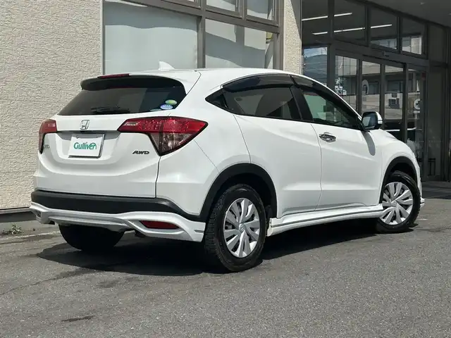 ホンダ ヴェゼル G 大阪府 2015(平27)年 0.5万km ホワイトオーキッドパール ・4WD/・寒冷地仕様/・純正ナビ/・バックカメラ/・フルセグ/・CD/BT/USB/・プッシュスタート/・スマートキー/・横滑り防止/・ワイパーデアイサー/・アイドリングストップ/・ETC/・ミラーヒーター/・電動格納ウィンカーミラー/・社外AW付夏タイヤ積込/・純正フロアマット/・ドアバイザー/・保証書・取説あり