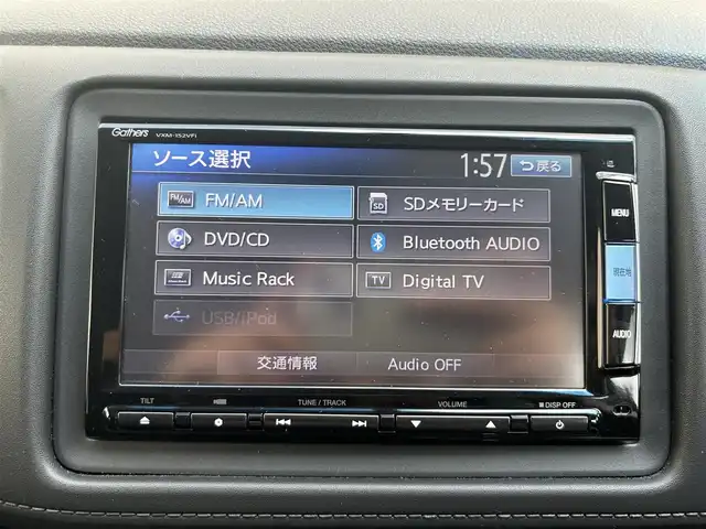 ホンダ ヴェゼル G 大阪府 2015(平27)年 0.5万km ホワイトオーキッドパール ・4WD/・寒冷地仕様/・純正ナビ/・バックカメラ/・フルセグ/・CD/BT/USB/・プッシュスタート/・スマートキー/・横滑り防止/・ワイパーデアイサー/・アイドリングストップ/・ETC/・ミラーヒーター/・電動格納ウィンカーミラー/・社外AW付夏タイヤ積込/・純正フロアマット/・ドアバイザー/・保証書・取説あり