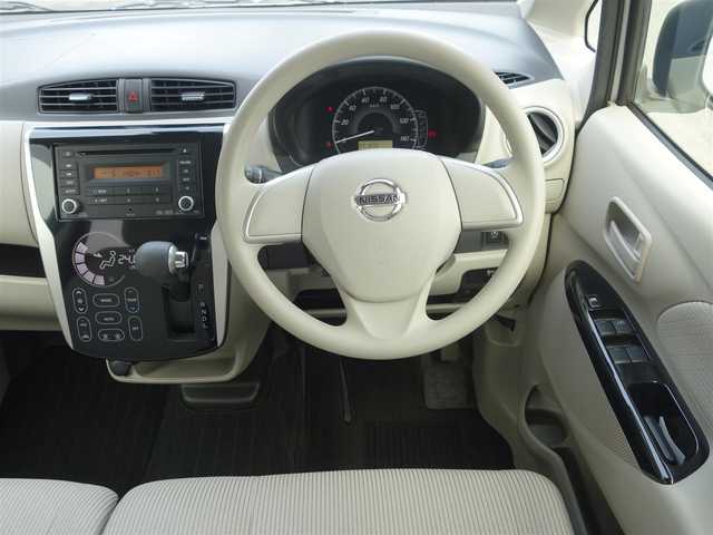 日産 デイズ X 静岡県 2016(平28)年 2.2万km ホワイトパール 禁煙車/走行距離22千キロ/車検8年11月25日/エマージェンシーブレーキ/　・踏み間違い防止アシスト/アラウンドビューモニター/自動防眩ミラー/純正CDチューナー/　CD/AUX/スマートキー/プッシュスタート/ヘッドライトレベライザー/アイドリングストップ/純正フロアマット/純正ドアバイザー/取扱説明書/保証書