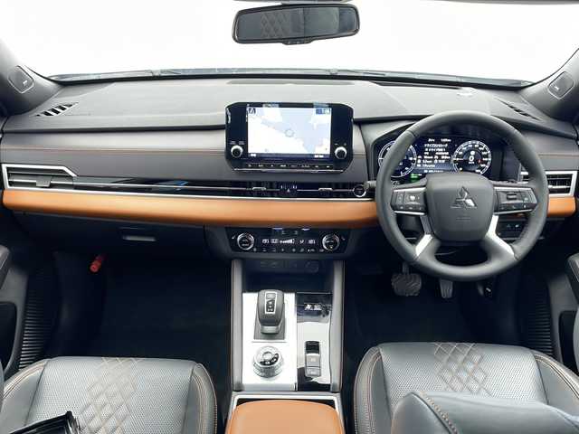 三菱 アウトランダー ＰＨＥＶ P 千葉県 2023(令5)年 2.1万km パールⅡ BOSEサウンド/衝突軽減ブレーキ/後側方車両検知/車線逸脱機能/踏みまちがい防止/パーキングセンサー/ふらつき警報/純正ナメモリビ/　Bluetooth/フルセグTV/　AndroidAuto/AppleCarplay/ヘッドアップディスプレイ/全方位カメラ/レーザーシート/シートヒーター（1列目2列目）/ワイヤレス充電/AC1500W電源/ロールサンシェード/パワーバックドア