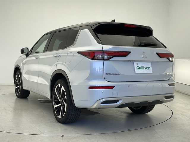 三菱 アウトランダー ＰＨＥＶ P 千葉県 2023(令5)年 2.1万km パールⅡ BOSEサウンド/衝突軽減ブレーキ/後側方車両検知/車線逸脱機能/踏みまちがい防止/パーキングセンサー/ふらつき警報/純正ナメモリビ/　Bluetooth/フルセグTV/　AndroidAuto/AppleCarplay/ヘッドアップディスプレイ/全方位カメラ/レーザーシート/シートヒーター（1列目2列目）/ワイヤレス充電/AC1500W電源/ロールサンシェード/パワーバックドア