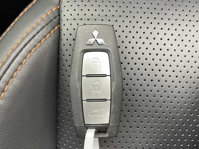 三菱 アウトランダー ＰＨＥＶ P 千葉県 2023(令5)年 2.1万km パールⅡ BOSEサウンド/衝突軽減ブレーキ/後側方車両検知/車線逸脱機能/踏みまちがい防止/パーキングセンサー/ふらつき警報/純正ナメモリビ/　Bluetooth/フルセグTV/　AndroidAuto/AppleCarplay/ヘッドアップディスプレイ/全方位カメラ/レーザーシート/シートヒーター（1列目2列目）/ワイヤレス充電/AC1500W電源/ロールサンシェード/パワーバックドア
