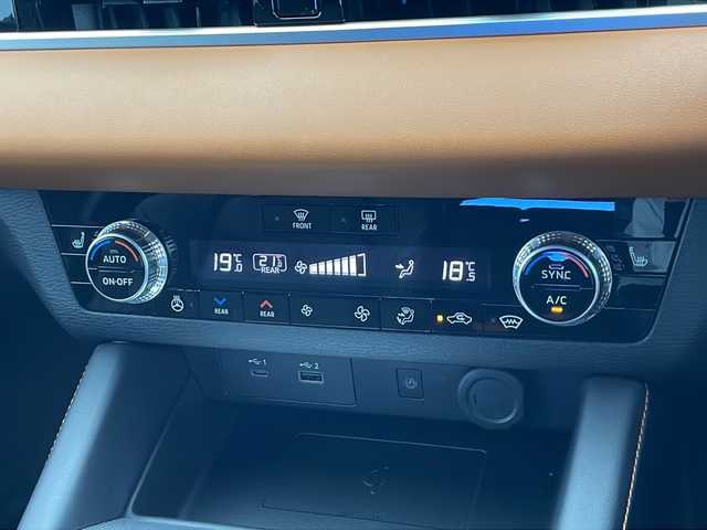 三菱 アウトランダー ＰＨＥＶ P 千葉県 2023(令5)年 2.1万km パールⅡ BOSEサウンド/衝突軽減ブレーキ/後側方車両検知/車線逸脱機能/踏みまちがい防止/パーキングセンサー/ふらつき警報/純正ナメモリビ/　Bluetooth/フルセグTV/　AndroidAuto/AppleCarplay/ヘッドアップディスプレイ/全方位カメラ/レーザーシート/シートヒーター（1列目2列目）/ワイヤレス充電/AC1500W電源/ロールサンシェード/パワーバックドア