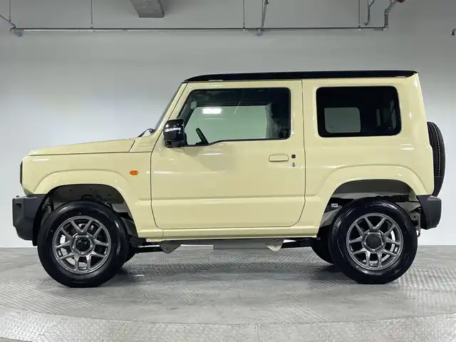 スズキ ジムニー XC 神奈川県 2025(令7)年 0.1万km未満 シフォンアイボリーメタリックブラック2トーンルーフ 届出済未使用車/４WD/スズキセーフティサポート/デュアルセンサーブレーキサポート/レーンキープアシスト/クルーズコントロール/アイドリングストップ/リアパーキングセンサー/前席シートヒーター/ヘッドライトウォッシャー/革巻きステアリング/ダウンヒルアシストコントロール/LEDオートライト/フォグランプ/背面タイヤ/ターボ車