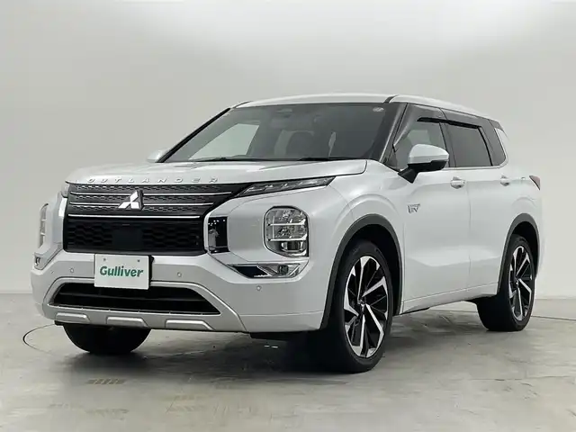三菱 アウトランダー ＰＨＥＶ P 群馬県 2022(令4)年 4.1万km ホワイトダイヤモンド BOSEサウンド/＝＝＝＝＝/純正スマホ連動ナビ（12.3インチHDディスプレイ）/・フルセグTV/Bluetooth/AppleCarPlay/AndroidAuto/・アラウンドマルチモニター/・ビルトインETC2.0/・電動ゲート/・レザーシート/・シートヒーター（D/N）（セカンドシート）/・パワーシート（D/N）（メモリー付）/・マイパイロット（アダプティブクルーズコントロールシステム）/・ワイヤレス充電/・純正２０インチAW/・前後コーナーセンサー/・ステアリングヒーター/リモコン/・アダプティブLEDヘッドライト（光軸自動調整機能付）/・LEDフロントフォグ/・HUDディスプレイ/・e-Assist（衝突被害軽減ブレーキシステム）/・踏み間違い防止アシスト/・車線逸脱警報システム/・ふらつき警報/・前方衝突予測警報/・標識認識システム/・後側方衝突被害防止支援システム/・後側方/後退時車両検知警報システム/＝＝＝＝＝/純正１２．３インチナビ　全方位カメラ　レザーシート　シートヒーター　パワーシート　マイパイロット　ｅ－Ａｓｓｉｓｔ　ビルトインＥＴＣ２．０　前後ドラレコ　電動ゲート　ＢＯＳＥ　７人乗り　４ＷＤ　禁煙車