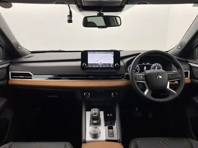 三菱 アウトランダー ＰＨＥＶ P 群馬県 2022(令4)年 4.1万km ホワイトダイヤモンド BOSEサウンド/＝＝＝＝＝/純正スマホ連動ナビ（12.3インチHDディスプレイ）/・フルセグTV/Bluetooth/AppleCarPlay/AndroidAuto/・アラウンドマルチモニター/・ビルトインETC2.0/・電動ゲート/・レザーシート/・シートヒーター（D/N）（セカンドシート）/・パワーシート（D/N）（メモリー付）/・マイパイロット（アダプティブクルーズコントロールシステム）/・ワイヤレス充電/・純正２０インチAW/・前後コーナーセンサー/・ステアリングヒーター/リモコン/・アダプティブLEDヘッドライト（光軸自動調整機能付）/・LEDフロントフォグ/・HUDディスプレイ/・e-Assist（衝突被害軽減ブレーキシステム）/・踏み間違い防止アシスト/・車線逸脱警報システム/・ふらつき警報/・前方衝突予測警報/・標識認識システム/・後側方衝突被害防止支援システム/・後側方/後退時車両検知警報システム/＝＝＝＝＝/純正１２．３インチナビ　全方位カメラ　レザーシート　シートヒーター　パワーシート　マイパイロット　ｅ－Ａｓｓｉｓｔ　ビルトインＥＴＣ２．０　前後ドラレコ　電動ゲート　ＢＯＳＥ　７人乗り　４ＷＤ　禁煙車