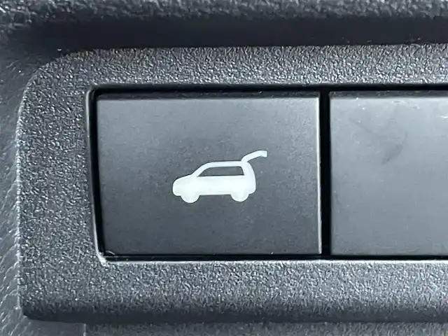 三菱 アウトランダー ＰＨＥＶ P 群馬県 2022(令4)年 4.1万km ホワイトダイヤモンド BOSEサウンド/＝＝＝＝＝/純正スマホ連動ナビ（12.3インチHDディスプレイ）/・フルセグTV/Bluetooth/AppleCarPlay/AndroidAuto/・アラウンドマルチモニター/・ビルトインETC2.0/・電動ゲート/・レザーシート/・シートヒーター（D/N）（セカンドシート）/・パワーシート（D/N）（メモリー付）/・マイパイロット（アダプティブクルーズコントロールシステム）/・ワイヤレス充電/・純正２０インチAW/・前後コーナーセンサー/・ステアリングヒーター/リモコン/・アダプティブLEDヘッドライト（光軸自動調整機能付）/・LEDフロントフォグ/・HUDディスプレイ/・e-Assist（衝突被害軽減ブレーキシステム）/・踏み間違い防止アシスト/・車線逸脱警報システム/・ふらつき警報/・前方衝突予測警報/・標識認識システム/・後側方衝突被害防止支援システム/・後側方/後退時車両検知警報システム/＝＝＝＝＝/純正１２．３インチナビ　全方位カメラ　レザーシート　シートヒーター　パワーシート　マイパイロット　ｅ－Ａｓｓｉｓｔ　ビルトインＥＴＣ２．０　前後ドラレコ　電動ゲート　ＢＯＳＥ　７人乗り　４ＷＤ　禁煙車