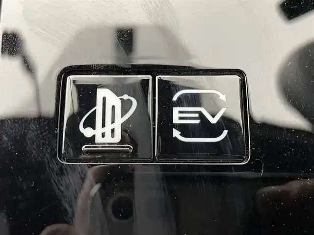 三菱 アウトランダー ＰＨＥＶ P 群馬県 2022(令4)年 4.1万km ホワイトダイヤモンド BOSEサウンド/＝＝＝＝＝/純正スマホ連動ナビ（12.3インチHDディスプレイ）/・フルセグTV/Bluetooth/AppleCarPlay/AndroidAuto/・アラウンドマルチモニター/・ビルトインETC2.0/・電動ゲート/・レザーシート/・シートヒーター（D/N）（セカンドシート）/・パワーシート（D/N）（メモリー付）/・マイパイロット（アダプティブクルーズコントロールシステム）/・ワイヤレス充電/・純正２０インチAW/・前後コーナーセンサー/・ステアリングヒーター/リモコン/・アダプティブLEDヘッドライト（光軸自動調整機能付）/・LEDフロントフォグ/・HUDディスプレイ/・e-Assist（衝突被害軽減ブレーキシステム）/・踏み間違い防止アシスト/・車線逸脱警報システム/・ふらつき警報/・前方衝突予測警報/・標識認識システム/・後側方衝突被害防止支援システム/・後側方/後退時車両検知警報システム/＝＝＝＝＝/純正１２．３インチナビ　全方位カメラ　レザーシート　シートヒーター　パワーシート　マイパイロット　ｅ－Ａｓｓｉｓｔ　ビルトインＥＴＣ２．０　前後ドラレコ　電動ゲート　ＢＯＳＥ　７人乗り　４ＷＤ　禁煙車