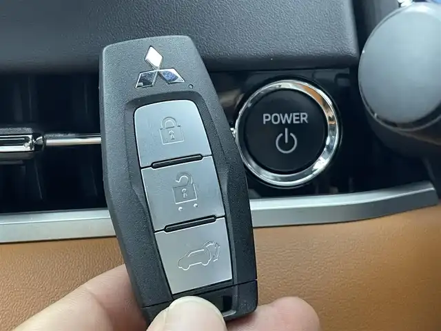 三菱 アウトランダー ＰＨＥＶ P 群馬県 2022(令4)年 4.1万km ホワイトダイヤモンド BOSEサウンド/＝＝＝＝＝/純正スマホ連動ナビ（12.3インチHDディスプレイ）/・フルセグTV/Bluetooth/AppleCarPlay/AndroidAuto/・アラウンドマルチモニター/・ビルトインETC2.0/・電動ゲート/・レザーシート/・シートヒーター（D/N）（セカンドシート）/・パワーシート（D/N）（メモリー付）/・マイパイロット（アダプティブクルーズコントロールシステム）/・ワイヤレス充電/・純正２０インチAW/・前後コーナーセンサー/・ステアリングヒーター/リモコン/・アダプティブLEDヘッドライト（光軸自動調整機能付）/・LEDフロントフォグ/・HUDディスプレイ/・e-Assist（衝突被害軽減ブレーキシステム）/・踏み間違い防止アシスト/・車線逸脱警報システム/・ふらつき警報/・前方衝突予測警報/・標識認識システム/・後側方衝突被害防止支援システム/・後側方/後退時車両検知警報システム/＝＝＝＝＝/純正１２．３インチナビ　全方位カメラ　レザーシート　シートヒーター　パワーシート　マイパイロット　ｅ－Ａｓｓｉｓｔ　ビルトインＥＴＣ２．０　前後ドラレコ　電動ゲート　ＢＯＳＥ　７人乗り　４ＷＤ　禁煙車