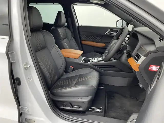 三菱 アウトランダー ＰＨＥＶ P 群馬県 2022(令4)年 4.1万km ホワイトダイヤモンド BOSEサウンド/＝＝＝＝＝/純正スマホ連動ナビ（12.3インチHDディスプレイ）/・フルセグTV/Bluetooth/AppleCarPlay/AndroidAuto/・アラウンドマルチモニター/・ビルトインETC2.0/・電動ゲート/・レザーシート/・シートヒーター（D/N）（セカンドシート）/・パワーシート（D/N）（メモリー付）/・マイパイロット（アダプティブクルーズコントロールシステム）/・ワイヤレス充電/・純正２０インチAW/・前後コーナーセンサー/・ステアリングヒーター/リモコン/・アダプティブLEDヘッドライト（光軸自動調整機能付）/・LEDフロントフォグ/・HUDディスプレイ/・e-Assist（衝突被害軽減ブレーキシステム）/・踏み間違い防止アシスト/・車線逸脱警報システム/・ふらつき警報/・前方衝突予測警報/・標識認識システム/・後側方衝突被害防止支援システム/・後側方/後退時車両検知警報システム/＝＝＝＝＝/純正１２．３インチナビ　全方位カメラ　レザーシート　シートヒーター　パワーシート　マイパイロット　ｅ－Ａｓｓｉｓｔ　ビルトインＥＴＣ２．０　前後ドラレコ　電動ゲート　ＢＯＳＥ　７人乗り　４ＷＤ　禁煙車