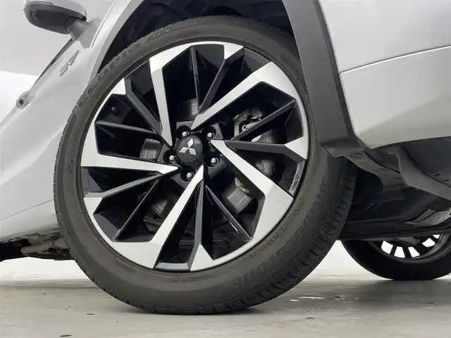 三菱 アウトランダー ＰＨＥＶ P 群馬県 2022(令4)年 4.1万km ホワイトダイヤモンド BOSEサウンド/＝＝＝＝＝/純正スマホ連動ナビ（12.3インチHDディスプレイ）/・フルセグTV/Bluetooth/AppleCarPlay/AndroidAuto/・アラウンドマルチモニター/・ビルトインETC2.0/・電動ゲート/・レザーシート/・シートヒーター（D/N）（セカンドシート）/・パワーシート（D/N）（メモリー付）/・マイパイロット（アダプティブクルーズコントロールシステム）/・ワイヤレス充電/・純正２０インチAW/・前後コーナーセンサー/・ステアリングヒーター/リモコン/・アダプティブLEDヘッドライト（光軸自動調整機能付）/・LEDフロントフォグ/・HUDディスプレイ/・e-Assist（衝突被害軽減ブレーキシステム）/・踏み間違い防止アシスト/・車線逸脱警報システム/・ふらつき警報/・前方衝突予測警報/・標識認識システム/・後側方衝突被害防止支援システム/・後側方/後退時車両検知警報システム/＝＝＝＝＝/純正１２．３インチナビ　全方位カメラ　レザーシート　シートヒーター　パワーシート　マイパイロット　ｅ－Ａｓｓｉｓｔ　ビルトインＥＴＣ２．０　前後ドラレコ　電動ゲート　ＢＯＳＥ　７人乗り　４ＷＤ　禁煙車