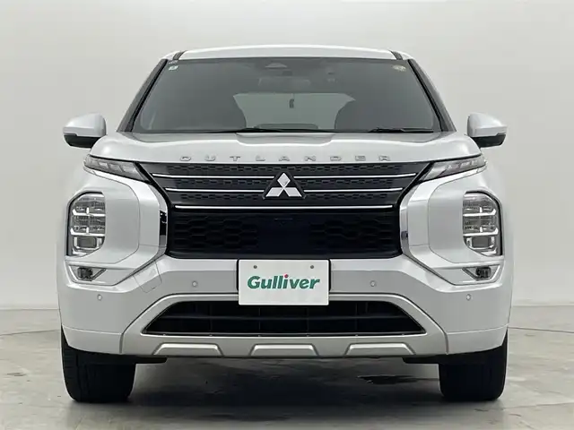 三菱 アウトランダー ＰＨＥＶ P 群馬県 2022(令4)年 4.1万km ホワイトダイヤモンド BOSEサウンド/＝＝＝＝＝/純正スマホ連動ナビ（12.3インチHDディスプレイ）/・フルセグTV/Bluetooth/AppleCarPlay/AndroidAuto/・アラウンドマルチモニター/・ビルトインETC2.0/・電動ゲート/・レザーシート/・シートヒーター（D/N）（セカンドシート）/・パワーシート（D/N）（メモリー付）/・マイパイロット（アダプティブクルーズコントロールシステム）/・ワイヤレス充電/・純正２０インチAW/・前後コーナーセンサー/・ステアリングヒーター/リモコン/・アダプティブLEDヘッドライト（光軸自動調整機能付）/・LEDフロントフォグ/・HUDディスプレイ/・e-Assist（衝突被害軽減ブレーキシステム）/・踏み間違い防止アシスト/・車線逸脱警報システム/・ふらつき警報/・前方衝突予測警報/・標識認識システム/・後側方衝突被害防止支援システム/・後側方/後退時車両検知警報システム/＝＝＝＝＝/純正１２．３インチナビ　全方位カメラ　レザーシート　シートヒーター　パワーシート　マイパイロット　ｅ－Ａｓｓｉｓｔ　ビルトインＥＴＣ２．０　前後ドラレコ　電動ゲート　ＢＯＳＥ　７人乗り　４ＷＤ　禁煙車