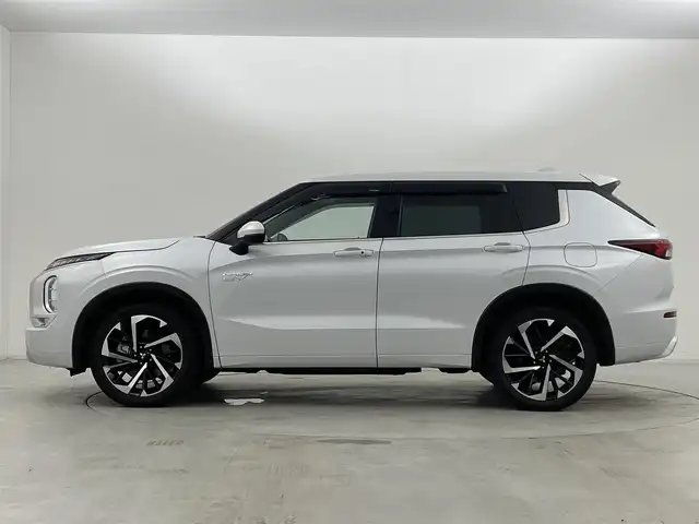 三菱 アウトランダー ＰＨＥＶ P 群馬県 2022(令4)年 4.1万km ホワイトダイヤモンド BOSEサウンド/＝＝＝＝＝/純正スマホ連動ナビ（12.3インチHDディスプレイ）/・フルセグTV/Bluetooth/AppleCarPlay/AndroidAuto/・アラウンドマルチモニター/・ビルトインETC2.0/・電動ゲート/・レザーシート/・シートヒーター（D/N）（セカンドシート）/・パワーシート（D/N）（メモリー付）/・マイパイロット（アダプティブクルーズコントロールシステム）/・ワイヤレス充電/・純正２０インチAW/・前後コーナーセンサー/・ステアリングヒーター/リモコン/・アダプティブLEDヘッドライト（光軸自動調整機能付）/・LEDフロントフォグ/・HUDディスプレイ/・e-Assist（衝突被害軽減ブレーキシステム）/・踏み間違い防止アシスト/・車線逸脱警報システム/・ふらつき警報/・前方衝突予測警報/・標識認識システム/・後側方衝突被害防止支援システム/・後側方/後退時車両検知警報システム/＝＝＝＝＝/純正１２．３インチナビ　全方位カメラ　レザーシート　シートヒーター　パワーシート　マイパイロット　ｅ－Ａｓｓｉｓｔ　ビルトインＥＴＣ２．０　前後ドラレコ　電動ゲート　ＢＯＳＥ　７人乗り　４ＷＤ　禁煙車