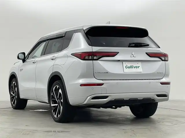 三菱 アウトランダー ＰＨＥＶ P 群馬県 2022(令4)年 4.1万km ホワイトダイヤモンド BOSEサウンド/＝＝＝＝＝/純正スマホ連動ナビ（12.3インチHDディスプレイ）/・フルセグTV/Bluetooth/AppleCarPlay/AndroidAuto/・アラウンドマルチモニター/・ビルトインETC2.0/・電動ゲート/・レザーシート/・シートヒーター（D/N）（セカンドシート）/・パワーシート（D/N）（メモリー付）/・マイパイロット（アダプティブクルーズコントロールシステム）/・ワイヤレス充電/・純正２０インチAW/・前後コーナーセンサー/・ステアリングヒーター/リモコン/・アダプティブLEDヘッドライト（光軸自動調整機能付）/・LEDフロントフォグ/・HUDディスプレイ/・e-Assist（衝突被害軽減ブレーキシステム）/・踏み間違い防止アシスト/・車線逸脱警報システム/・ふらつき警報/・前方衝突予測警報/・標識認識システム/・後側方衝突被害防止支援システム/・後側方/後退時車両検知警報システム/＝＝＝＝＝/純正１２．３インチナビ　全方位カメラ　レザーシート　シートヒーター　パワーシート　マイパイロット　ｅ－Ａｓｓｉｓｔ　ビルトインＥＴＣ２．０　前後ドラレコ　電動ゲート　ＢＯＳＥ　７人乗り　４ＷＤ　禁煙車