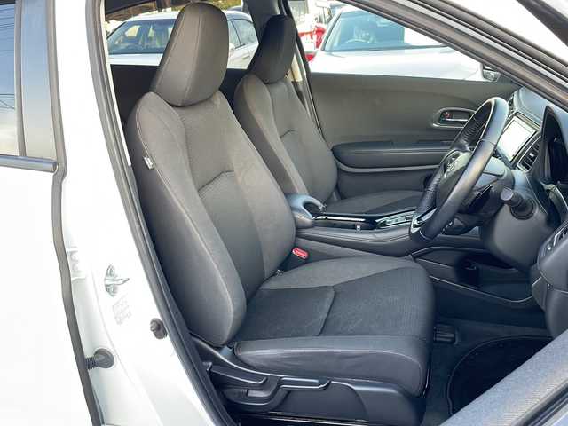 ホンダ ヴェゼル ハイブリッド X ホンダセンシング 山形県 2019(平31)年 4.6万km プラチナホワイトパール Honda SENSING/・衝突軽減ブレーキ（ＣＭＢＳ）/・路外逸脱抑制機能/・先行車発進お知らせ機能/・アダプティブクルーズコントロール（ＡＣＣ）/・車線維持支援システム（ＬＫＡＳ）/・標識認識機能/・誤発進抑制機能 /パドルシフト/純正ナビ/CD.DVD.BT.USB.SD/バックカメラ/フルセグ/ETC/電動パーキングブレーキ/オートホールド/純正エンジンスターター/プッシュスタート/スマートキーｘ２/ＬＥＤヘッドライト