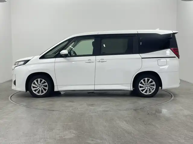 トヨタ ノア G 群馬県 2022(令4)年 2.8万km ホワイトパールクリスタルシャイン ・メーカーディスプレイオーディオ/・バックガイドモニター/・両側パワースライドドア /・トヨタセーフティセンス/・ETC/・前後コーナーセンサー/・シートヒーター/・レーンキープアシスト/・横滑り防止装置/・盗難防止装置/・衝突被害軽減システム/・オートライト/・オートマチックハイビーム/・スマートキー/・純正１６インチアルミホイール/・LEDヘッドライト