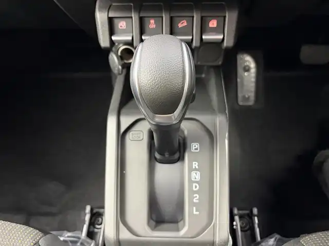 スズキ ジムニー ノマド FC 愛知県 2025(令7)年 0.1千km 黒 登録済み未使用車/４ＷＤ/スズキセーフティー/レーダークルーズコントロール/シートヒーター（D+N)/ミラーヒーター　/パーキングソナー/オートライト/純正１５インチＡＷ/革巻きステアリング/ダウンヒルアシストコントロール/LEDヘッドライト/スマートキー/Pスタート/横滑り防止装置