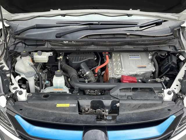 日産 セレナ e－パワー ハイウェイスター V 佐賀県 2018(平30)年 11.2万km ブリリアントホワイトパール 2トーン プッシュスタート/Bluetooth/フルセグテレビ/メモリナビ/パーキングアシスト/追尾機能付クルーズコントロール/アラウンドビューモニター/オートライト/LEDヘッドライト/衝突被害軽減システム/ブレーキホールド/デジタルインナーミラー/電格ウィンカーミラー/後席サンシェード/両側パワースライドドア/保証書/取扱説明書/記録簿/ETC/スペアキー有