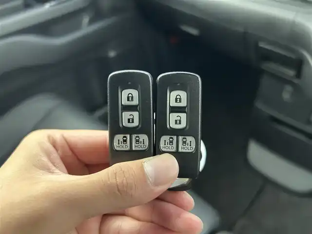 ホンダ Ｎ ＢＯＸ カスタム G L ターボ ホンダセンシング 千葉県 2019(令1)年 6.8万km クリスタルブラックパール 禁煙車/ホンダセンシング/・衝突軽減ブレーキ〈CMBS〉/・誤発進抑制機能/・歩行者事故低減ステアリング/・先行車発進お知らせ機能/・標識認識機能/・路外逸脱抑制機能/・ACC〈アダプティブ・クルーズ・コントロール〉/・LKAS〈車線維持支援システム〉/・後方誤発進抑制機能/・オートハイビーム/純正メモリナビ/　CD/DVD/BT/フルセグTV/両側パワースライドドア/バックカメラ/ビルトインETC/パドルシフト/プッシュスタート&スマートキー/革巻きステアリング/ステアリングスイッチ/LEDヘッドライト/フォイグライト