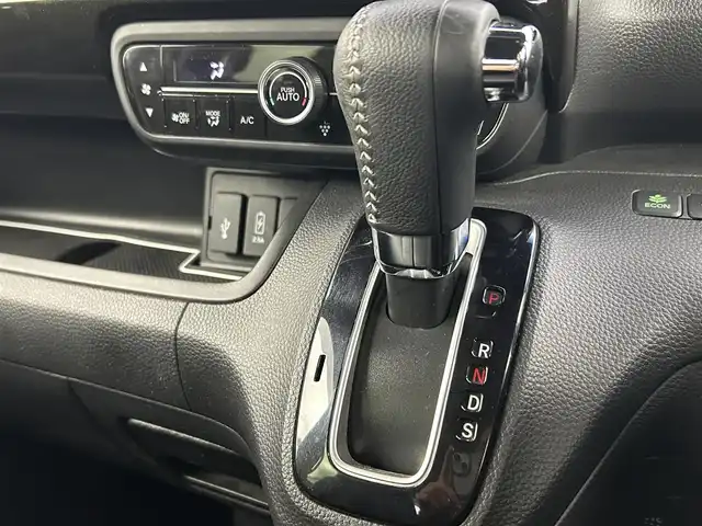 ホンダ Ｎ ＢＯＸ カスタム G L ターボ ホンダセンシング 千葉県 2019(令1)年 6.8万km クリスタルブラックパール 禁煙車/ホンダセンシング/・衝突軽減ブレーキ〈CMBS〉/・誤発進抑制機能/・歩行者事故低減ステアリング/・先行車発進お知らせ機能/・標識認識機能/・路外逸脱抑制機能/・ACC〈アダプティブ・クルーズ・コントロール〉/・LKAS〈車線維持支援システム〉/・後方誤発進抑制機能/・オートハイビーム/純正メモリナビ/　CD/DVD/BT/フルセグTV/両側パワースライドドア/バックカメラ/ビルトインETC/パドルシフト/プッシュスタート&スマートキー/革巻きステアリング/ステアリングスイッチ/LEDヘッドライト/フォイグライト