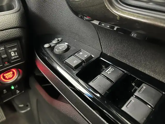 ホンダ Ｎ ＢＯＸ カスタム G L ターボ ホンダセンシング 千葉県 2019(令1)年 6.8万km クリスタルブラックパール 禁煙車/ホンダセンシング/・衝突軽減ブレーキ〈CMBS〉/・誤発進抑制機能/・歩行者事故低減ステアリング/・先行車発進お知らせ機能/・標識認識機能/・路外逸脱抑制機能/・ACC〈アダプティブ・クルーズ・コントロール〉/・LKAS〈車線維持支援システム〉/・後方誤発進抑制機能/・オートハイビーム/純正メモリナビ/　CD/DVD/BT/フルセグTV/両側パワースライドドア/バックカメラ/ビルトインETC/パドルシフト/プッシュスタート&スマートキー/革巻きステアリング/ステアリングスイッチ/LEDヘッドライト/フォイグライト