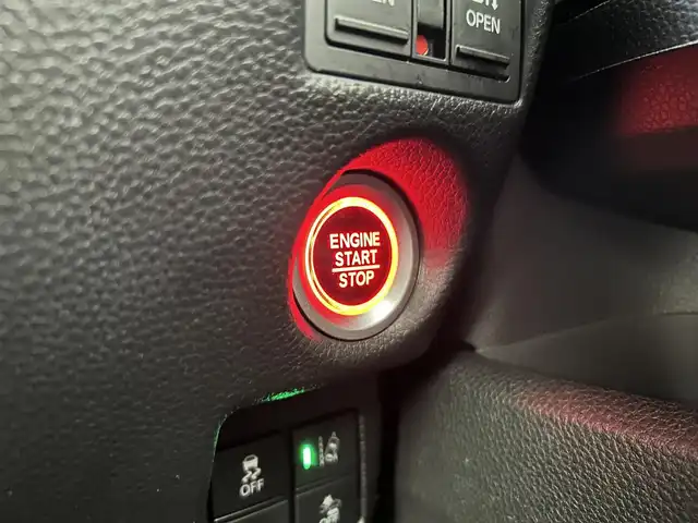 ホンダ Ｎ ＢＯＸ カスタム G L ターボ ホンダセンシング 千葉県 2019(令1)年 6.8万km クリスタルブラックパール 禁煙車/ホンダセンシング/・衝突軽減ブレーキ〈CMBS〉/・誤発進抑制機能/・歩行者事故低減ステアリング/・先行車発進お知らせ機能/・標識認識機能/・路外逸脱抑制機能/・ACC〈アダプティブ・クルーズ・コントロール〉/・LKAS〈車線維持支援システム〉/・後方誤発進抑制機能/・オートハイビーム/純正メモリナビ/　CD/DVD/BT/フルセグTV/両側パワースライドドア/バックカメラ/ビルトインETC/パドルシフト/プッシュスタート&スマートキー/革巻きステアリング/ステアリングスイッチ/LEDヘッドライト/フォイグライト