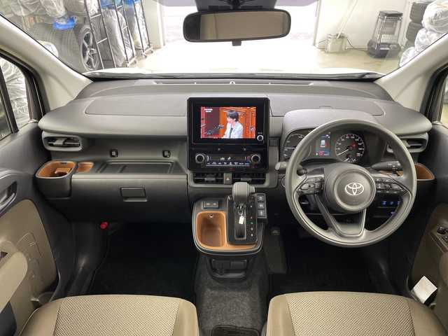 トヨタ シエンタ ハイブリッド G 道央・札幌 2024(令6)年 1.7万km ホワイトパールクリスタルシャイン ・４ＷＤ　/寒冷地仕様/・純正ディスプレイオーディオ（フルセグ//・TV/USB/Miracast/AppleCarPlay/・AndroidAuto/BT/・トヨタセーフティーセンス　/・プリクラッシュセーフティー　/・レーダークルーズコントロール　/・レーンディパチャーアラート　/・ＬＥＤヘッドライト　/・オートハイビーム　/・インナーミラー型ドライブレコーダー/・バックカメラ/・AC100V/・ステアリングスイッチアイサー/・ワイパーデアイサー/・両側パワースライドドア/・ビルトインETC/・社外フロアマット/・サイドロールサンシェード/・プッシュスタート/スマートキー/・オートリトラミラー