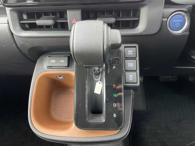 トヨタ シエンタ ハイブリッド G 道央・札幌 2024(令6)年 1.7万km ホワイトパールクリスタルシャイン ・４ＷＤ　/寒冷地仕様/・純正ディスプレイオーディオ（フルセグ//・TV/USB/Miracast/AppleCarPlay/・AndroidAuto/BT/・トヨタセーフティーセンス　/・プリクラッシュセーフティー　/・レーダークルーズコントロール　/・レーンディパチャーアラート　/・ＬＥＤヘッドライト　/・オートハイビーム　/・インナーミラー型ドライブレコーダー/・バックカメラ/・AC100V/・ステアリングスイッチアイサー/・ワイパーデアイサー/・両側パワースライドドア/・ビルトインETC/・社外フロアマット/・サイドロールサンシェード/・プッシュスタート/スマートキー/・オートリトラミラー