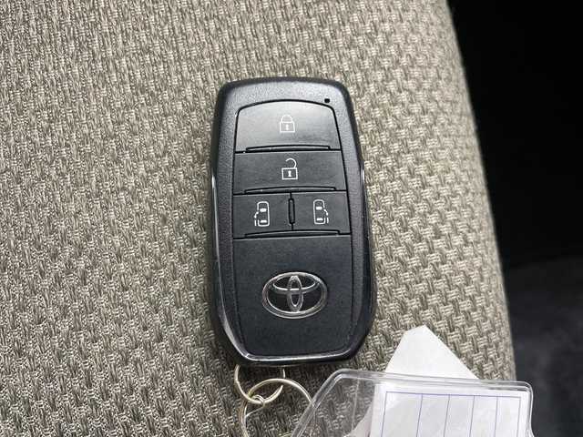 トヨタ シエンタ ハイブリッド G 道央・札幌 2024(令6)年 1.7万km ホワイトパールクリスタルシャイン ・４ＷＤ　/寒冷地仕様/・純正ディスプレイオーディオ（フルセグ//・TV/USB/Miracast/AppleCarPlay/・AndroidAuto/BT/・トヨタセーフティーセンス　/・プリクラッシュセーフティー　/・レーダークルーズコントロール　/・レーンディパチャーアラート　/・ＬＥＤヘッドライト　/・オートハイビーム　/・インナーミラー型ドライブレコーダー/・バックカメラ/・AC100V/・ステアリングスイッチアイサー/・ワイパーデアイサー/・両側パワースライドドア/・ビルトインETC/・社外フロアマット/・サイドロールサンシェード/・プッシュスタート/スマートキー/・オートリトラミラー