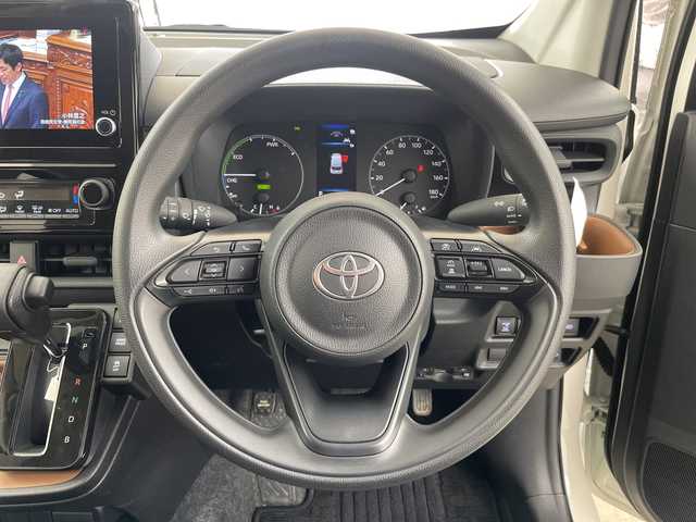 トヨタ シエンタ ハイブリッド G 道央・札幌 2024(令6)年 1.7万km ホワイトパールクリスタルシャイン ・４ＷＤ　/寒冷地仕様/・純正ディスプレイオーディオ（フルセグ//・TV/USB/Miracast/AppleCarPlay/・AndroidAuto/BT/・トヨタセーフティーセンス　/・プリクラッシュセーフティー　/・レーダークルーズコントロール　/・レーンディパチャーアラート　/・ＬＥＤヘッドライト　/・オートハイビーム　/・インナーミラー型ドライブレコーダー/・バックカメラ/・AC100V/・ステアリングスイッチアイサー/・ワイパーデアイサー/・両側パワースライドドア/・ビルトインETC/・社外フロアマット/・サイドロールサンシェード/・プッシュスタート/スマートキー/・オートリトラミラー