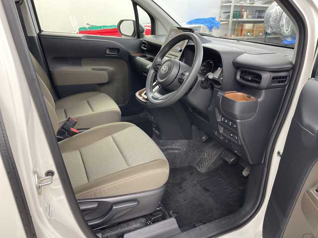 トヨタ シエンタ ハイブリッド G 道央・札幌 2024(令6)年 1.7万km ホワイトパールクリスタルシャイン ・４ＷＤ　/寒冷地仕様/・純正ディスプレイオーディオ（フルセグ//・TV/USB/Miracast/AppleCarPlay/・AndroidAuto/BT/・トヨタセーフティーセンス　/・プリクラッシュセーフティー　/・レーダークルーズコントロール　/・レーンディパチャーアラート　/・ＬＥＤヘッドライト　/・オートハイビーム　/・インナーミラー型ドライブレコーダー/・バックカメラ/・AC100V/・ステアリングスイッチアイサー/・ワイパーデアイサー/・両側パワースライドドア/・ビルトインETC/・社外フロアマット/・サイドロールサンシェード/・プッシュスタート/スマートキー/・オートリトラミラー