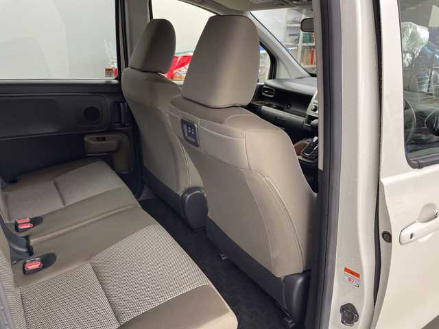 トヨタ シエンタ ハイブリッド G 道央・札幌 2024(令6)年 1.7万km ホワイトパールクリスタルシャイン ・４ＷＤ　/寒冷地仕様/・純正ディスプレイオーディオ（フルセグ//・TV/USB/Miracast/AppleCarPlay/・AndroidAuto/BT/・トヨタセーフティーセンス　/・プリクラッシュセーフティー　/・レーダークルーズコントロール　/・レーンディパチャーアラート　/・ＬＥＤヘッドライト　/・オートハイビーム　/・インナーミラー型ドライブレコーダー/・バックカメラ/・AC100V/・ステアリングスイッチアイサー/・ワイパーデアイサー/・両側パワースライドドア/・ビルトインETC/・社外フロアマット/・サイドロールサンシェード/・プッシュスタート/スマートキー/・オートリトラミラー