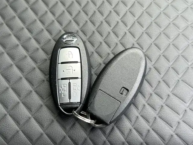 日産 セレナ ハイウェイスター V 愛媛県 2020(令2)年 4.7万km ブリリアントホワイトパール 純正フリップダウンモニター/純正10インチナビ/・Blutooth/・フルセグTV/・CD/DVD/全周囲カメラ/両側パワースライドドア/リアサンシェード/ドライブレコーダー/ＥＴＣ/社外フロアマット/純正アルミホイール/パ－キングアシスト/レーンアシスト/プロパイロット/エマージェンシーブレーキ/LEDヘッドライト/オートライト/ドアバイザー/ウィンカーミラー/防水シート