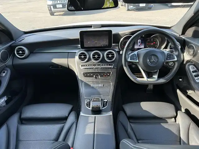 メルセデス・ベンツ Ｃ２２０ｄ ローレウスエディション 大分県 2018(平30)年 6.4万km ポーラホワイト 8.4インチワイドディスプレイコマンドシステム/フルセグTV、CD、DVD、Bluetooth、AM、FM/バックカメラ/レーダーセーフティパッケージ/・アクティブブレーキアシスト/・衝突軽減ブレーキ付き後方衝突警報システム/・PRE-SAFEブレーキ/・アクティブレーンキーピングアシスト/・アクティブブラインドスポットアシスト/・ディスタンスパイロット・ディストロニック/・ステアリングパイロット/・チャイルドセーフティシートセンサー/アクティブハイビームアシスト/LEDコーナリングライト/アンビエントライト/パドルシフト/ベーシックパッケージ/・メモリー付きパワーシート/・キーレスゴー/・電動ランバーサポート/・前席シートヒーター/AMG18インチ5スポークアルミホイール/AMGスタイリングパッケージ/レザーARTICOスポーツシート