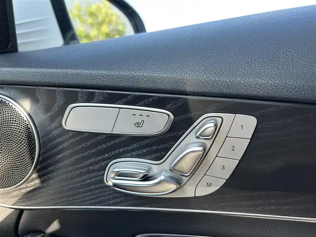 メルセデス・ベンツ Ｃ２２０ｄ ローレウスエディション 大分県 2018(平30)年 6.4万km ポーラホワイト 8.4インチワイドディスプレイコマンドシステム/フルセグTV、CD、DVD、Bluetooth、AM、FM/バックカメラ/レーダーセーフティパッケージ/・アクティブブレーキアシスト/・衝突軽減ブレーキ付き後方衝突警報システム/・PRE-SAFEブレーキ/・アクティブレーンキーピングアシスト/・アクティブブラインドスポットアシスト/・ディスタンスパイロット・ディストロニック/・ステアリングパイロット/・チャイルドセーフティシートセンサー/アクティブハイビームアシスト/LEDコーナリングライト/アンビエントライト/パドルシフト/ベーシックパッケージ/・メモリー付きパワーシート/・キーレスゴー/・電動ランバーサポート/・前席シートヒーター/AMG18インチ5スポークアルミホイール/AMGスタイリングパッケージ/レザーARTICOスポーツシート
