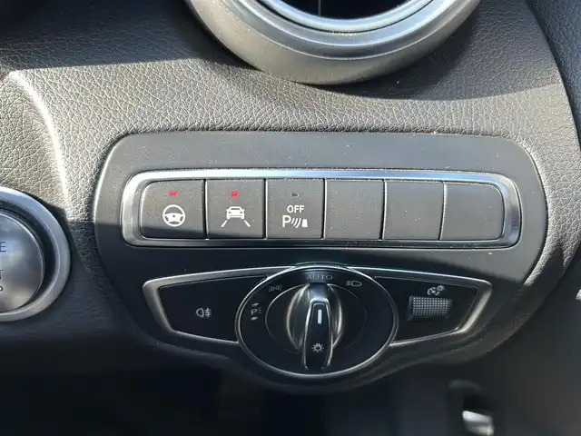メルセデス・ベンツ Ｃ２２０ｄ ローレウスエディション 大分県 2018(平30)年 6.4万km ポーラホワイト 8.4インチワイドディスプレイコマンドシステム/フルセグTV、CD、DVD、Bluetooth、AM、FM/バックカメラ/レーダーセーフティパッケージ/・アクティブブレーキアシスト/・衝突軽減ブレーキ付き後方衝突警報システム/・PRE-SAFEブレーキ/・アクティブレーンキーピングアシスト/・アクティブブラインドスポットアシスト/・ディスタンスパイロット・ディストロニック/・ステアリングパイロット/・チャイルドセーフティシートセンサー/アクティブハイビームアシスト/LEDコーナリングライト/アンビエントライト/パドルシフト/ベーシックパッケージ/・メモリー付きパワーシート/・キーレスゴー/・電動ランバーサポート/・前席シートヒーター/AMG18インチ5スポークアルミホイール/AMGスタイリングパッケージ/レザーARTICOスポーツシート