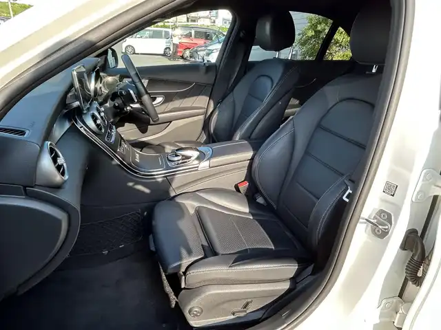 メルセデス・ベンツ Ｃ２２０ｄ ローレウスエディション 大分県 2018(平30)年 6.4万km ポーラホワイト 8.4インチワイドディスプレイコマンドシステム/フルセグTV、CD、DVD、Bluetooth、AM、FM/バックカメラ/レーダーセーフティパッケージ/・アクティブブレーキアシスト/・衝突軽減ブレーキ付き後方衝突警報システム/・PRE-SAFEブレーキ/・アクティブレーンキーピングアシスト/・アクティブブラインドスポットアシスト/・ディスタンスパイロット・ディストロニック/・ステアリングパイロット/・チャイルドセーフティシートセンサー/アクティブハイビームアシスト/LEDコーナリングライト/アンビエントライト/パドルシフト/ベーシックパッケージ/・メモリー付きパワーシート/・キーレスゴー/・電動ランバーサポート/・前席シートヒーター/AMG18インチ5スポークアルミホイール/AMGスタイリングパッケージ/レザーARTICOスポーツシート